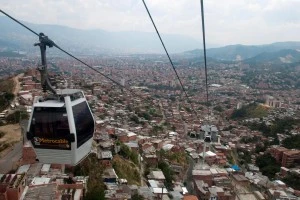 Die Seilbahn „Metrocable“ ist Teil des öffentlichen Nahverkehrs in Medellín. Sie verbindet die Armenviertel auf den Hügeln mit den besseren Vierteln im Tal
Die Seilbahn „Metrocable“ ist Teil des öffentlichen Nahverkehrs in Medellín. Sie verbindet die Armenviertel auf den Hügeln mit den besseren Vierteln im Tal